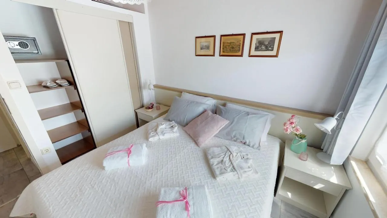 Apartmán Lara Deluxe Superior 5 Star Apartment, Your Piece Of Heaven By The Sea & Park Novigrad Istria